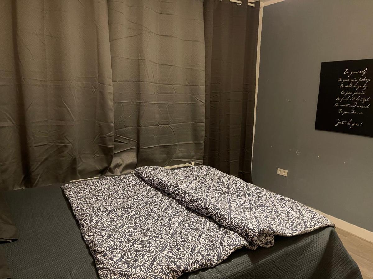 Private Double Bed Room Only With Balcony In Apartment 鹿特丹 外观 照片